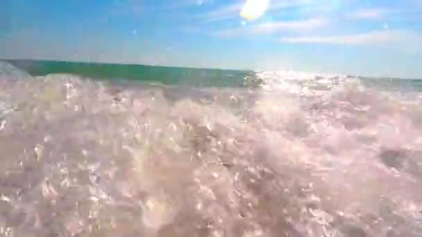 在阳光明媚的日子夏天 海浪在沙滩上奔跑 — 图库视频影像