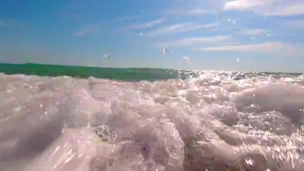Κύμα Που Τρέχει Στην Παραλία Καλοκαίρι Μια Ηλιόλουστη Ημέρα — Αρχείο Βίντεο