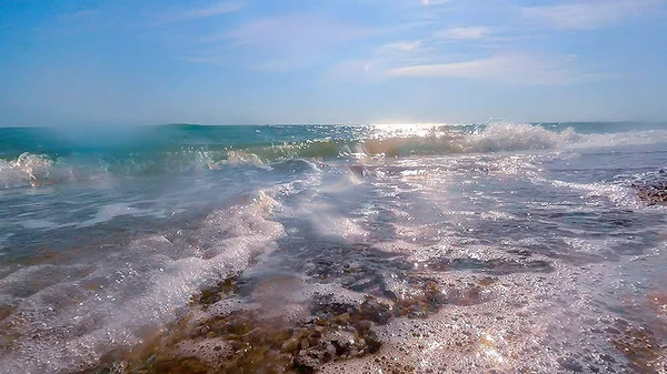 在阳光明媚的日子夏天 海浪在沙滩上奔跑 — 图库照片