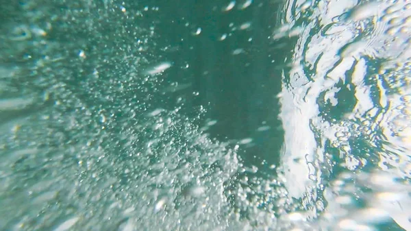 夏季水下海气泡图 — 图库照片