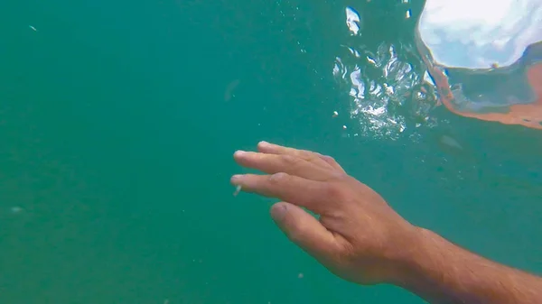 Foto Subacquea Mano Maschile Sott Acqua Del Mare — Foto Stock