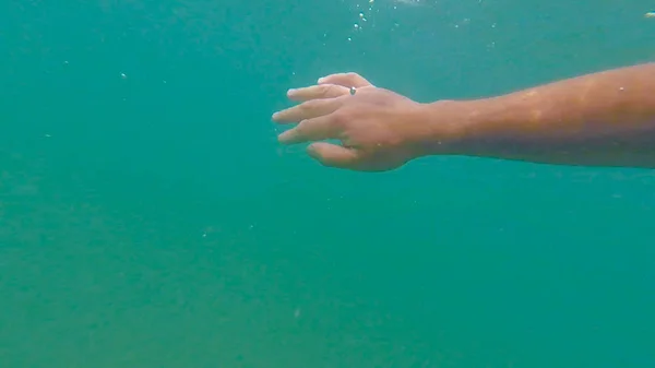 Unterwasserfoto Der Männlichen Hand Unter Dem Wasser Des Meeres — Stockfoto