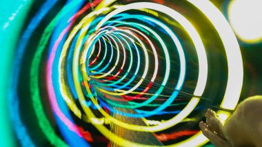 Renkli boru içinde renkli cazibe kaydırak