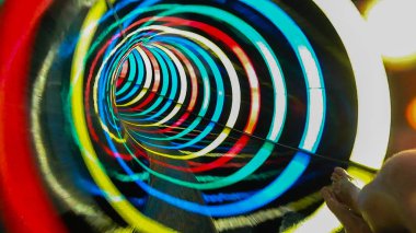 Renkli boru içinde renkli cazibe kaydırak