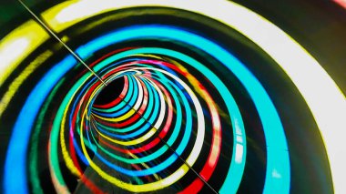 Renkli boru içinde renkli cazibe kaydırak