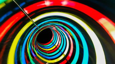 Renkli boru içinde renkli cazibe kaydırak