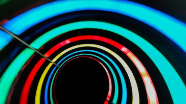 Renkli boru içinde renkli cazibe kaydırak