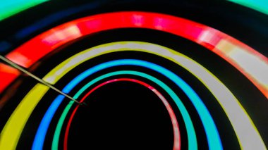 Renkli boru içinde renkli cazibe kaydırak