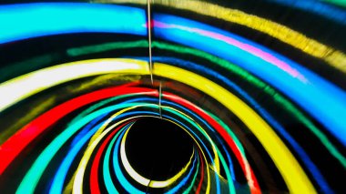 Renkli boru içinde renkli cazibe kaydırak