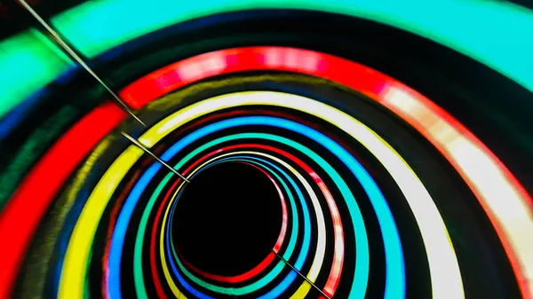 Renkli boru içinde renkli cazibe kaydırak