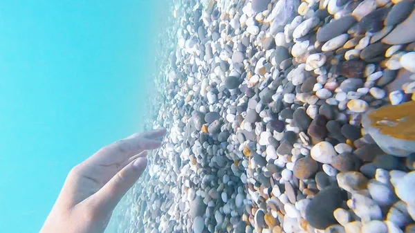 Foto Mano Femenina Submarina Bajo Agua Cerca Del Fondo Rocoso — Foto de Stock