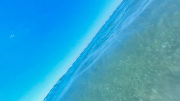 하루에 여름에 바다의 매끄러운 — 스톡 사진