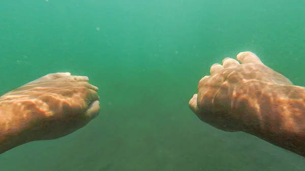 Підводне Фото Чоловічої Руки Під Водою Моря — стокове фото