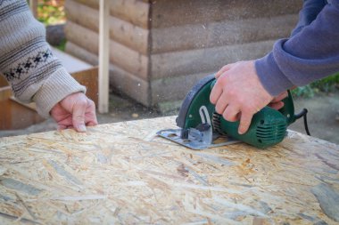 Daire testere sokak üzerinde kurulu bir parçası kesti