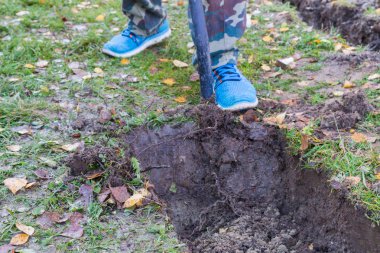Hendek kazma kürekle sonbaharda adam
