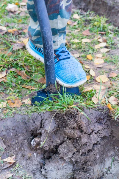 Hombre Cavando Una Zanja Con Una Pala Otoño — Foto de Stock