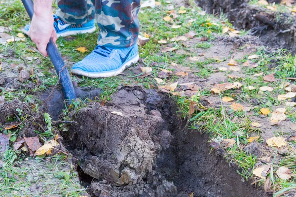 Hombre Cavando Una Zanja Con Una Pala Otoño — Foto de Stock