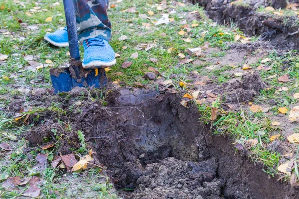 Hombre Cavando Una Zanja Con Una Pala Otoño — Foto de Stock