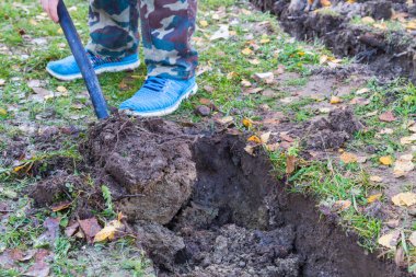 Hendek kazma kürekle sonbaharda adam