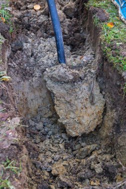 Hendek kazma kürekle sonbaharda adam