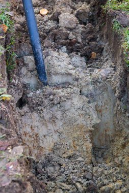 Hendek kazma kürekle sonbaharda adam