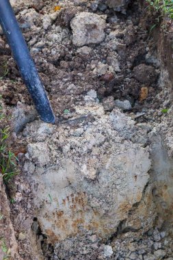 Hendek kazma kürekle sonbaharda adam