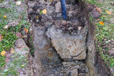 Hendek kazma kürekle sonbaharda adam