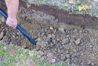 Hendek kazma kürekle sonbaharda adam