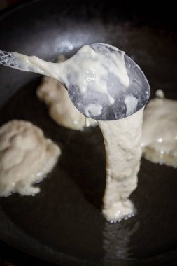 Krep yerken üzerine siyah bir tavada yağ ile pişirme