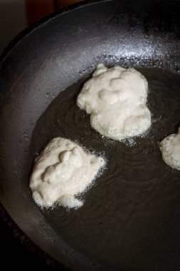 Krep yerken üzerine siyah bir tavada yağ ile pişirme