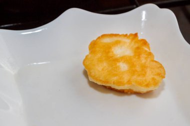 Krep yerken üzerine siyah bir tavada yağ ile pişirme