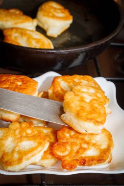 Krep yerken üzerine siyah bir tavada yağ ile pişirme