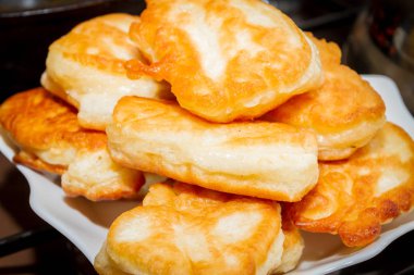 Krep yerken üzerine siyah bir tavada yağ ile pişirme