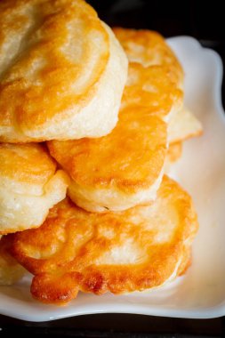 Krep yerken üzerine siyah bir tavada yağ ile pişirme