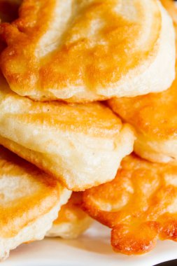 Krep yerken üzerine siyah bir tavada yağ ile pişirme