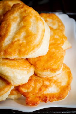 Krep yerken üzerine siyah bir tavada yağ ile pişirme