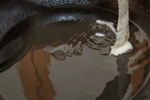 Pfannkuchen Einer Schwarzen Pfanne Mit Kochen — Stockfoto