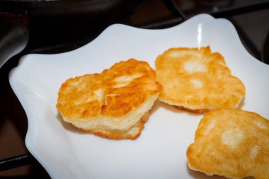 Krep yerken üzerine siyah bir tavada yağ ile pişirme