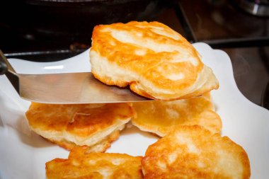 Krep yerken üzerine siyah bir tavada yağ ile pişirme