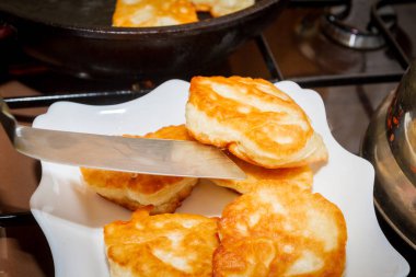 Krep yerken üzerine siyah bir tavada yağ ile pişirme