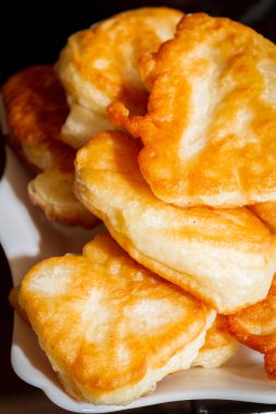 Krep yerken üzerine siyah bir tavada yağ ile pişirme