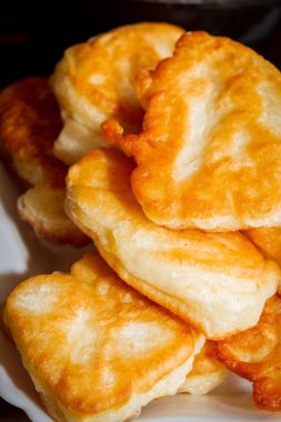 Krep yerken üzerine siyah bir tavada yağ ile pişirme