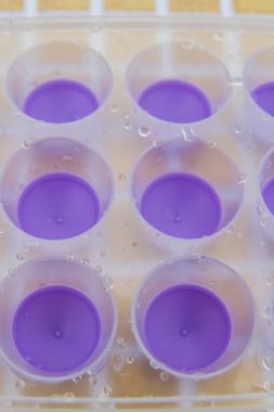 Buz kalıp ile masaya ıslak silikon alt leylak