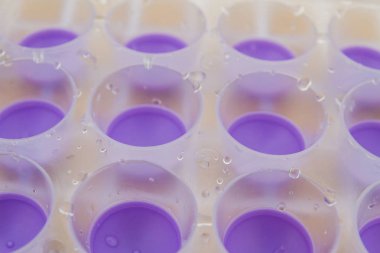 Buz kalıp ile masaya ıslak silikon alt leylak