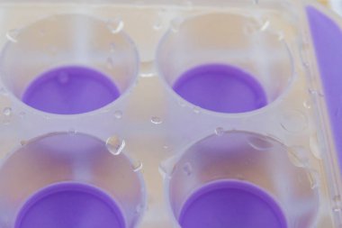 Buz kalıp ile masaya ıslak silikon alt leylak