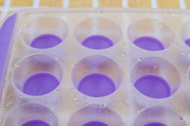 Buz kalıp ile masaya ıslak silikon alt leylak