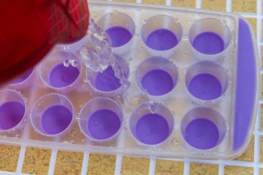 Su filtresinden bir buz kalıp içine dökülür