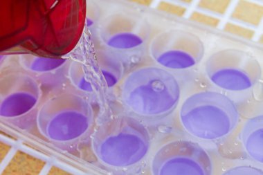 Su filtresinden bir buz kalıp içine dökülür