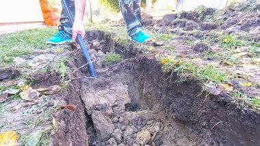 Hendek kazma kürekle sonbaharda adam