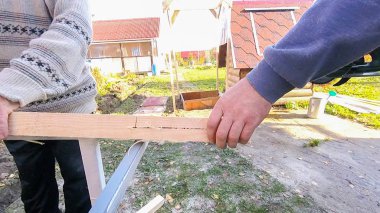 Daire testere bir parça ahşap bar sokakta kesti.